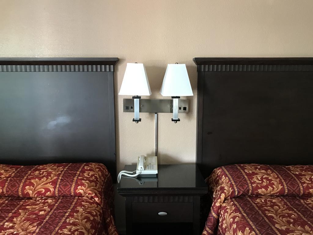 Townhouse Motel Weed Bagian luar foto